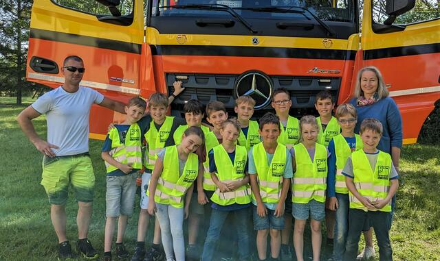 Lkw-Lenker Richard Elo und Klassenlehrerin Marianne Milberger mit den Kindern der 3. Klasse der Volksschule Donnerskirchen. | Foto: WKB