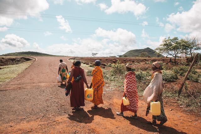 Frauen auf dem Weg zum Wasser | Foto: FAIRPICTURE