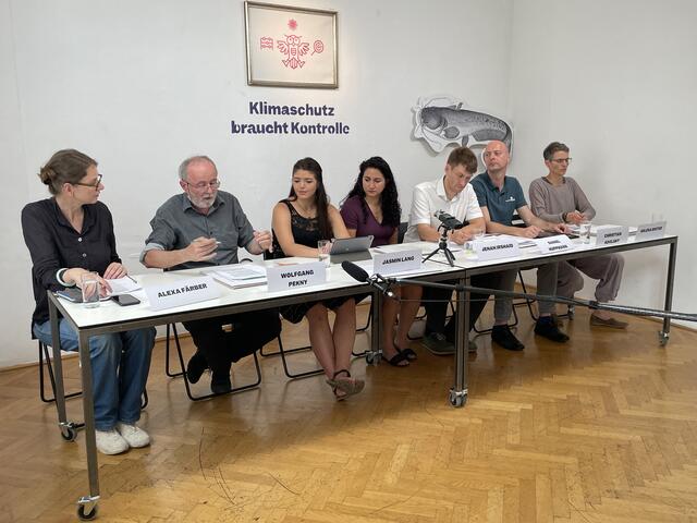 Viel mehr Personen hätten an der Tafel nicht mehr Platz gehabt, die in einem kleinen Raum im Volkskundemusem aufgebaut worden war.  | Foto: Tobias Schmitzberger