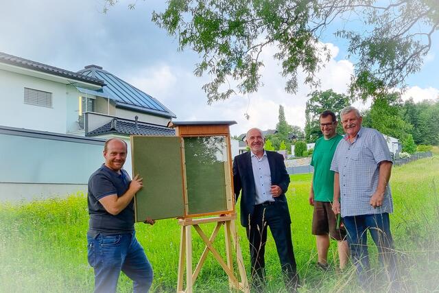 Bürgermeister Dominik Richtsteiger präsentiert gemeinsam mit dem Imkerverein Wallern-Bad Schallerbach und der Raiffeisenbank Region Grieskirchen den Schaubienenstock. | Foto: Marktgemeinde Wallern an der Trattnach