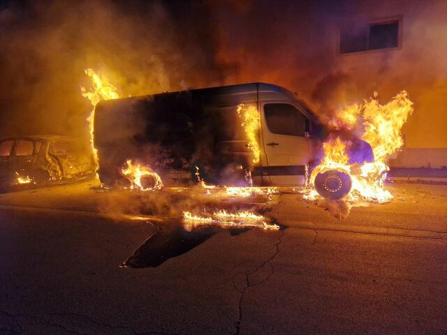 Die Freiwillige Feuerwehr konnte ein Übergreifen der Flammen auf die Gebäude verhindern. | Foto: FF Gerasdorf