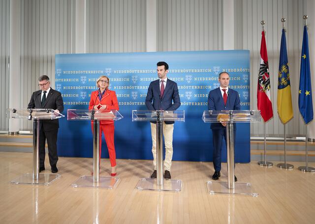 Landesrat Ludwig Schleritzko, Landeshauptfrau Johanna Mikl-Leitner, LH-Stellvertreter Udo Landbauer und Landesrat Christoph Luisser. | Foto: NLK Pfeffer