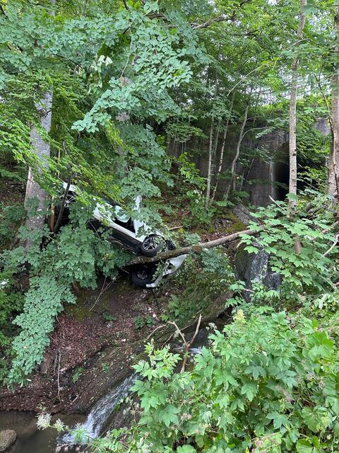 In Hof kam es an 22. Juni 2023 zu einem Verkehrsunfall, bei dem ein Auto (Pkw) auf der Wolfgangsee Straße von Fuschl kommend, im Bereich von Baderluck, über eine Waldböschung rund 60 Meter in die Tiefe stürzte. Die Polizei Salzburg berichtete darüber. | Foto: Polizei Salzburg