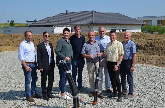 v.r.n.l.: Vorstandsmitglied Christian Krottendorfer, Architekt Reinhard Litschauer, Aufsichtsratsmitglied Viktoria Neuburger, Bürgermeister Franz Göd, Vorstandsdirektor Manfred Damberger, Gemeinderat Mitglied Gerhard Zauner, Abgeordneter zum NÖ Landtag Franz Linsbauer, Vize-Bürgermeister Johannes Hofer | Foto: WAV