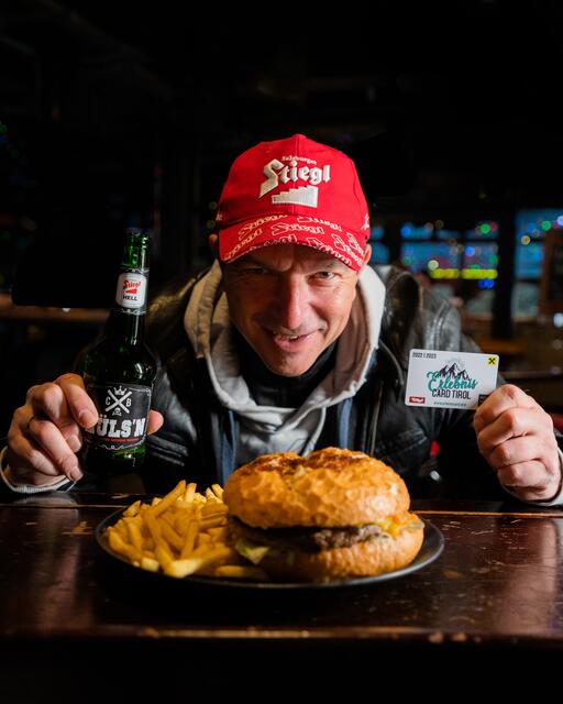 Mit der ErlebnisCard Tirol kann man in der Coffee Bar Innsbruck Burger zum 1+1 gratis essen. Das freut auch Dancing Star Alex Pointner. | Foto: Lair