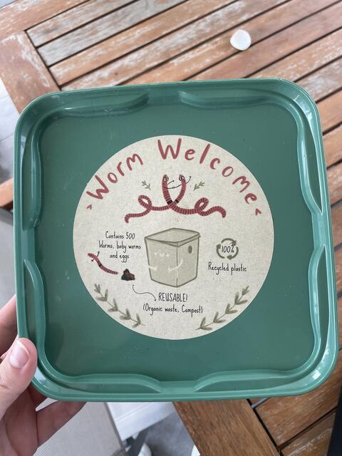 In dieser Box werden die Würmer samt Humus geliefert. | Foto: BRS/Moser