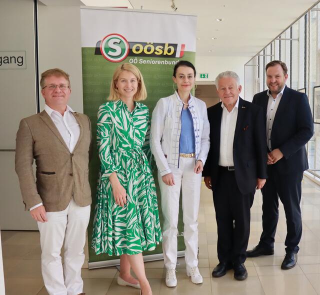 Die Teilnehmer des Expertenforums (v.l.n.r.): Florian Stummer, Zentrum für Public Health, MedUni Wien, Gesundheits-Landesrätin LH-Stv.in Christine Haberlander, Angelika Reitböck, Gemeindeärztin Steyrling und Referentin für Vorsorge- und Gesundheitsmanagement der Ärztekammer für OÖ, Landesobmann OÖ Seniorenbund LH a.D. Josef Pühringer und Franz Ebner, Landesgeschäftsführer OÖ Seniorenbund. | Foto: OÖ Seniorenbund