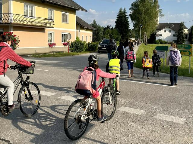 Ohne Zebrastreifen oder Beleuchtung müssen die Schüler der Privatschule Bogenhofen die Hagenauer Landesstraße täglich queren.  | Foto: Wimmer