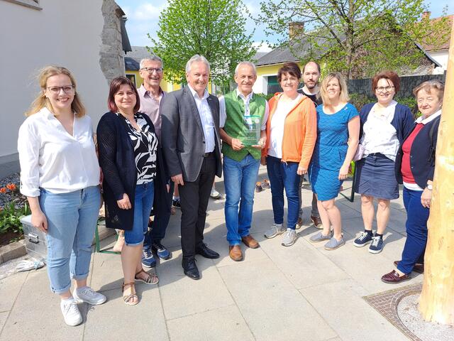 Leopold Sindl (5.v.l.) wurde geehrt. | Foto: Gemeinde Rohrbach