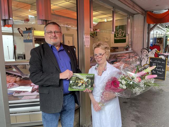 Marktamtsdirektor Andreas Kutheil gratulierte Margareta Turecek zum 80er. | Foto: Marktamt