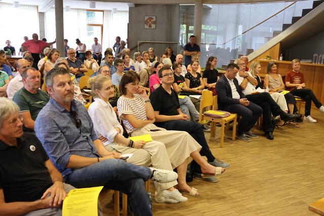 Der volle Saal zeigt: die Kranebittenerinnen und Kranebittener möchten in ihrem Stadtteil etwas bewegen. | Foto: Rüdiger Kaufmann