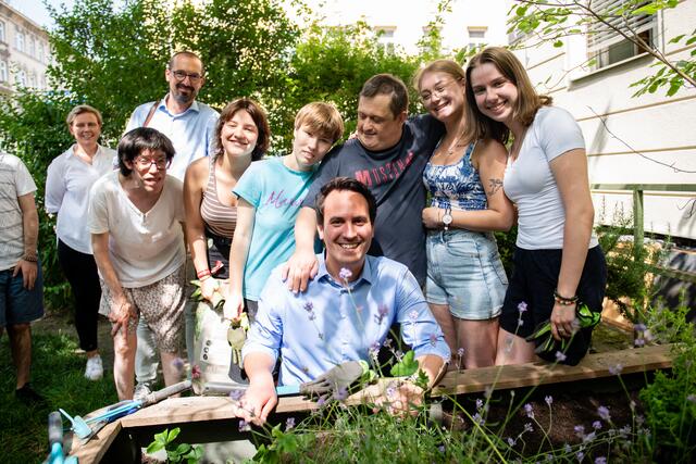 Neos-Vizebürgermeister Christoph Wiederkehr (Neos/ganz vorne mit Hemd) besuchte ein Projekt der dritten Wiener Ehrenamtswoche.  | Foto: Christoph Liebentritt