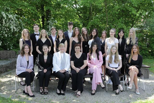 Erste Reihe von links: Eva Prenninger, Lisa Kloimstein (AE), Frau Direktor HR Mag. Gabriele Rosenkranz, KV 8A Mag. Friederike Mal-Briglauer, Ledina Shabani (GE), Johanna Wiczorek, Marlene Raab (AE)

Zweite Reihe von links: Marlene Briglauer, Konstantin Müller, Julia Hörmann (AE), Victor Scheuringer, Jana Ratzenböck, Martin Roitinger, Sophie Hilmer (AE), Tamara Hehenberger, Emely Wolfesberger, Alexandra Wallaberger, Lena Benetseder (AE), Julia Scheuringer (GE), Tanja Stadlmayr | Foto: Professor Knaak