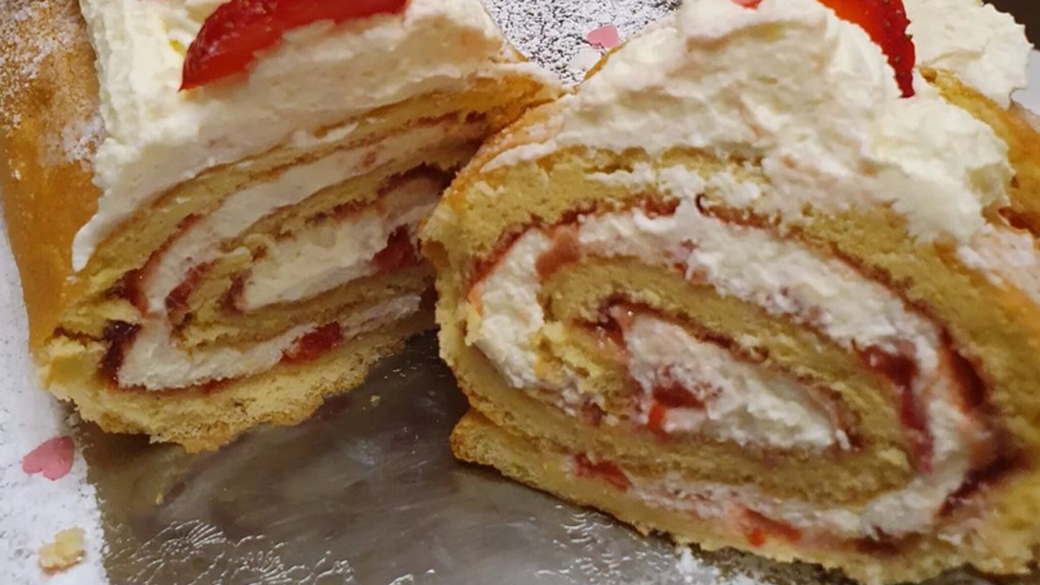 Mein Kochrezept: Biskuitroulade mit Topfen, Schlagobers, Erdbeerfülle ...