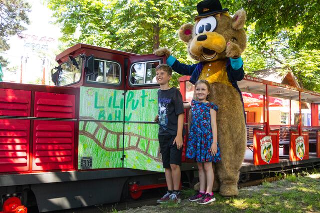 Paul und Iida konnten sich beim Malwettbewerb der Liliputbahn durchsetzen. Die Dampflokomotive zum Ender der Saison mit einem Abbild ihrer Kunstweeke im Prater unterwegs.  | Foto: Felix Sourek