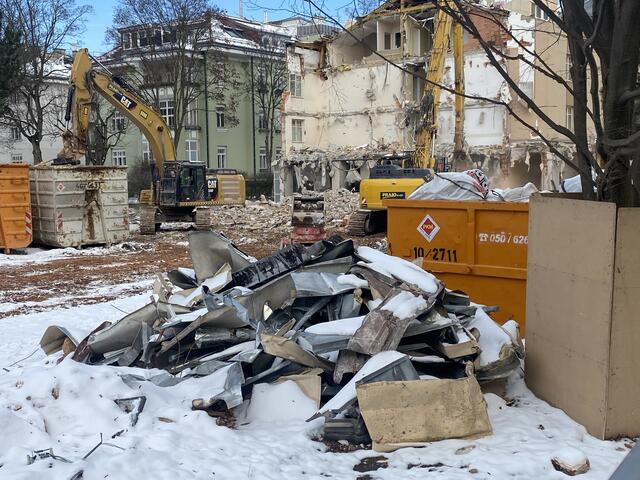Das Don Bosco-Haus ist Geschichte. Gilt das auch für den öffentlichen Zugang zur Sportanlage und zur Wiese auf dem Areal? Die Verhandlungen dazu laufen gerade an.  | Foto: Heinreichsberger