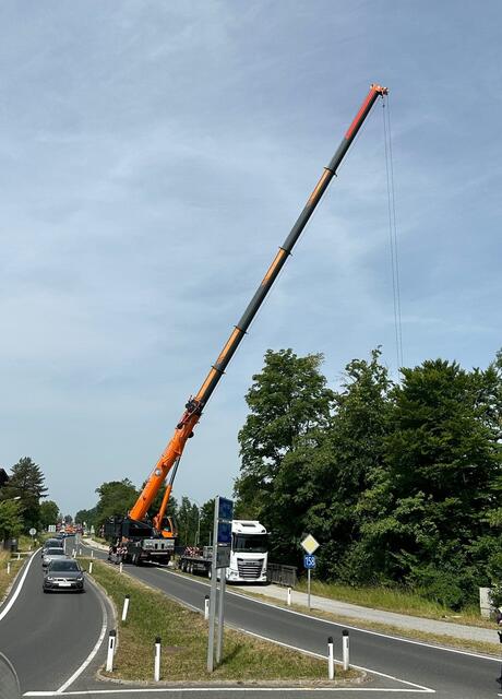 In Hof kam es an 22. Juni 2023 zu einem Verkehrsunfall, bei dem ein Auto (Pkw) auf der Wolfgangsee Straße von Fuschl kommend, im Bereich von Baderluck, über eine Waldböschung rund 60 Meter in die Tiefe stürzte. Die Polizei Salzburg berichtete darüber. Die Bergung erfolgte mit Hilfe eines Spezialkrans. | Foto: Polizei Salzburg