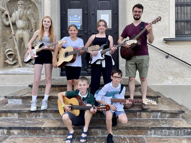 Das Gitarrenensemble begeisterte beim Sommerkonzert in St. Georgen an der Stiefing mit Hits von Elvis Presley und 21 Pilots.  | Foto: RegionalMedien Steiermark