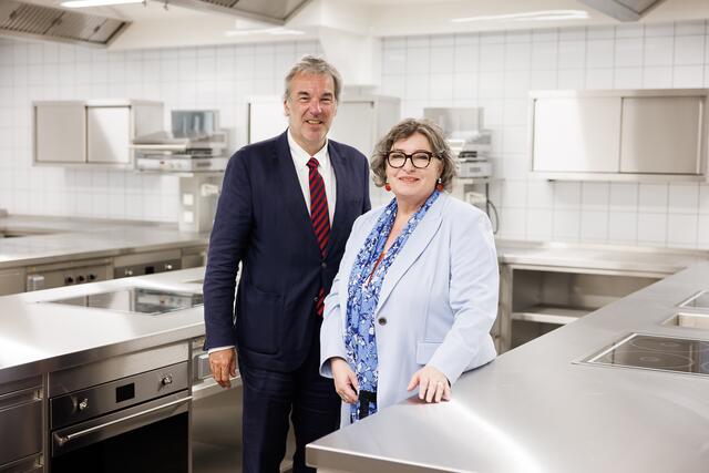 Haben sich miteinander den neuen Standort der Modul Tourimsusschulen angesehen: Direktor Werner Schnabl und Barbara Kluger-Schieder, Leiterin des Bildungsmanagement der Wirtschaftskammer Wien | Foto: Florian Wieser