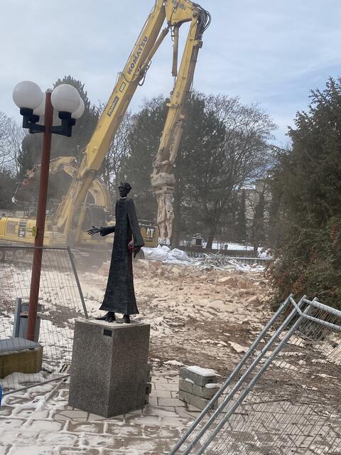Die Don Bosco-Statue mit einem Ball unter dem Arm bei den Abrissarbeiten des Don-Bosco-Hauses. Zu dem Fall gibt es Neuigkeiten.  | Foto: Heinreichsberger