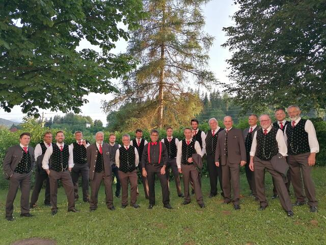 Die Mischung stimmt - beim Männergesangsverein Tschwarzen sind alle Generationen vorhanden.  | Foto: Privat