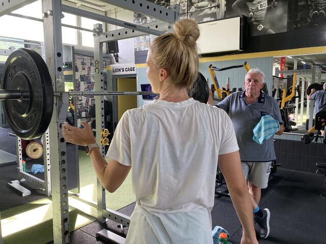 Bei den Studiomitgliedern kommt oft mächtige Bewunderung hoch, zumal sich Celina Degen mit viel Ehrgeiz trotz der Hitzewelle immer quält. 