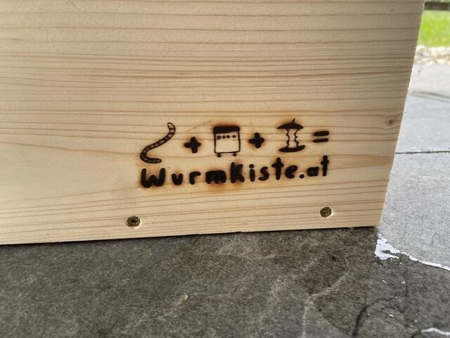 Das Logo des Verkäufers ist ins Holz gelötet.  | Foto: BRS/Moser