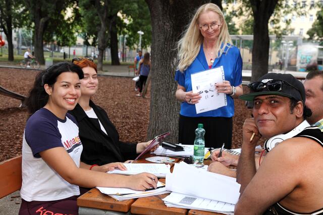 Deutsch lernen im Park | Foto: VHS_Klemencic.
