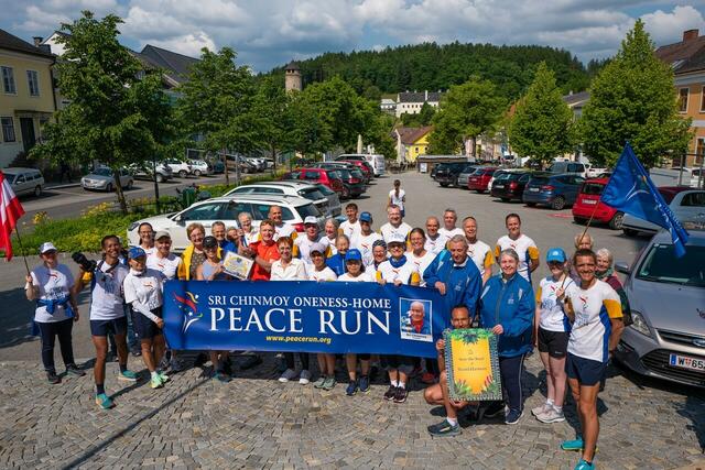 Die Läufer am Stadtplatz Litschau. | Foto: Stadtgemeinde Litschau