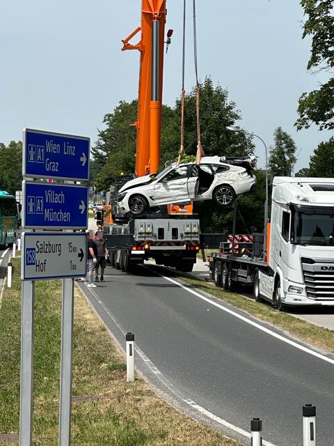 In Hof kam es an 22. Juni 2023 zu einem Verkehrsunfall, bei dem ein Auto (Pkw) auf der Wolfgangsee Straße von Fuschl kommend, im Bereich von Baderluck, über eine Waldböschung rund 60 Meter in die Tiefe stürzte. Die Polizei Salzburg berichtete darüber. Die Bergung erfolgte mit Hilfe eines Spezialkrans. | Foto: Polizei Salzburg