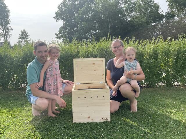 Papa Dominik, Tochter Ella, Mama Sarah und Sohn Leo vor ihrer Wurmkiste. | Foto: BRS/Moser