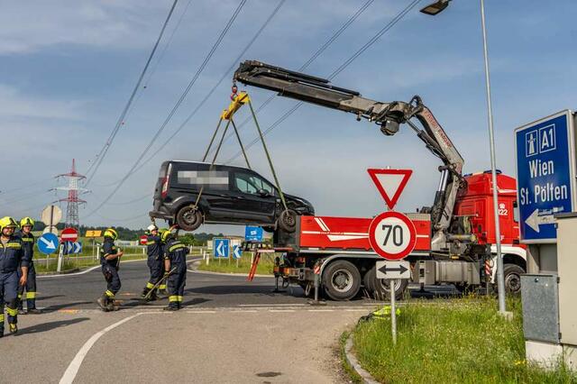 Die Feuerwehr bergt das defekte Fahrzeug. | Foto: DOKU NÖ
