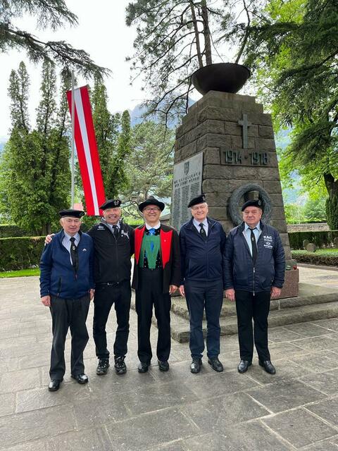 Kopfinger Delegation (von links): Johann Haderer, Johann Schmidbauer, Josef Hauser und Johann Grüneis mit dem Obmann des Österreichischen Soldatenfriedhofs Meran Herbert Tschimben. | Foto: KoBV Kopfing