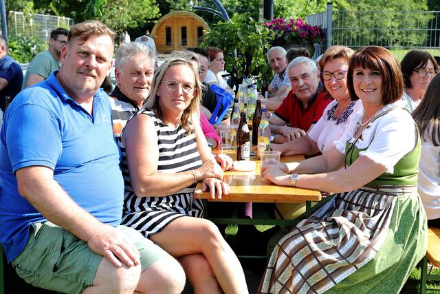 Ortparteiobmann Adolf Humer (FPÖ), Gemeinderätin Hermine Anzengruber (FPÖ) und die Zweite Landtags-Präsidentin Sabine Binder (FPÖ) in geselliger Runde beim Tag der offenen Tür der Familie Anzengruber. | Foto: Land OÖ
