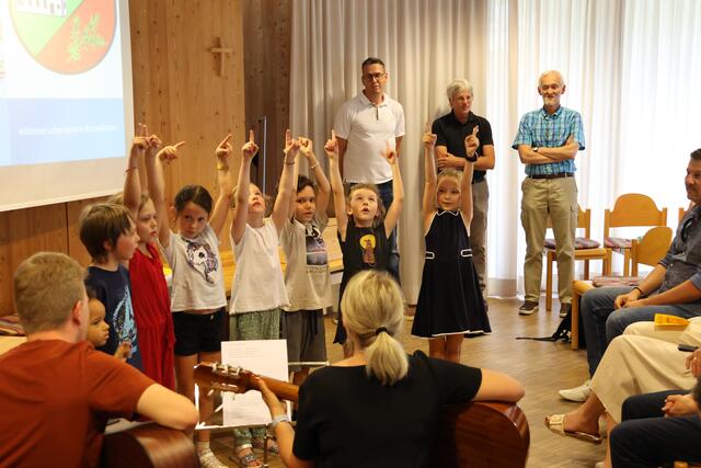 Mit tollen Liedern begeisterten die Kinder aus Kranebitten das Publikum.  | Foto: Rüdiger Kaufmann