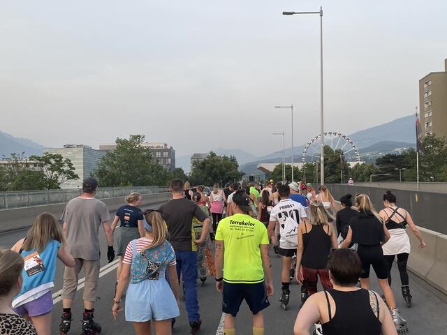 Die Olympiabrücke bot eine tolle Kulisse. Brachte aber auch die Skaterinnen und Skater ins Schwitzen. | Foto: Lisa Kropiunig