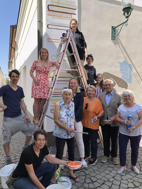 Bei den drei erstgereihten Kunstwerken konnten Schülerinnen der AHS Korneuburg überzeugen, es wurde das Siegerbild von Florice ausgewählt. | Foto: Stadtgemeinde Korneuburg