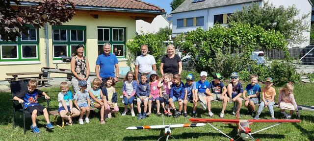 Die Flugshow im Kindergarten Tumeltsham hat schon Tradition. | Foto: Rosenauer