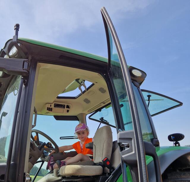 Einmal auf einem großen Traktor sitzen ist eine Besonderheit für die Kinder.