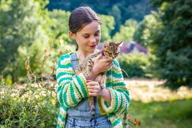 Ein französischer Familienfilm über Clémence und ihr adoptiertes Kätzchen Lou, die Paris verlassen, um die Ferien gemeinsam auf dem Land zu verbringen. | Foto: 2023 Polyfilm