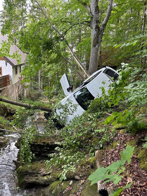 In Hof kam es an 22. Juni 2023 zu einem Verkehrsunfall, bei dem ein Auto (Pkw) auf der Wolfgangsee Straße von Fuschl kommend, im Bereich von Baderluck, über eine Waldböschung rund 60 Meter in die Tiefe stürzte. Die Polizei Salzburg berichtete darüber. | Foto: Polizei Salzburg