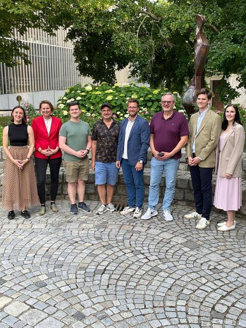 Das NEOS-Landesteam gemeinsam mit Generalsekretär Douglas Hoyos. Bei der Klausur in Eisenstadt setzte sich die Partei den Einzug in den Landtag zum Ziel. | Foto: NEOS Burgenland