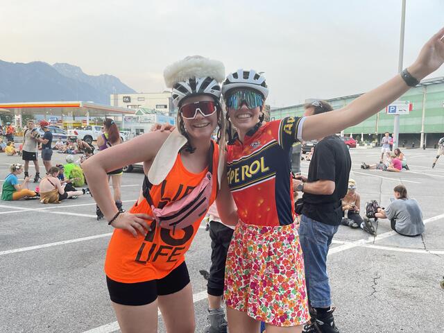 Marina und Cira waren perfekt gestylt für das Motto "Bad Taste". | Foto: Lisa Kropiunig