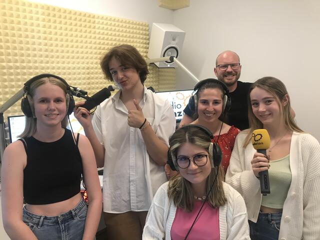 Die jungen Radiomacher:innen aus der HBLW Saalfelden nach der gelungenen Sendung im Studio in Zell am See.      Foto: Robert Kalss