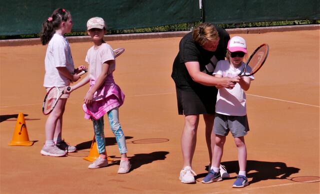 Tennislehrerin Karin zeigt den richtigen Griff immer wieder vor, bis er sitzt. | Foto: Weber