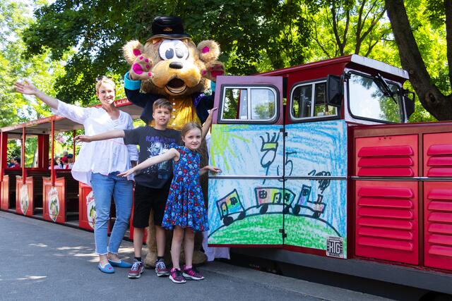 Die Gewinner Paul und Iida mit Liliputbahn-Chefin Anna Kleindienst-Jilly und Max dem Liliputbahnbären. | Foto: Felix Sourek