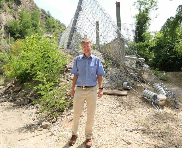 Sektionsleiter Christian Amberger beim Lokalaugenschein beim Schutznetz | Foto: WLV