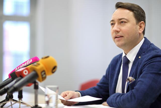 FPÖ-Landesparteivorsitzender Manfred Haimbuchner wirbt für die Online-Petition "Festung Österreich". | Foto: Land Oberösterreich