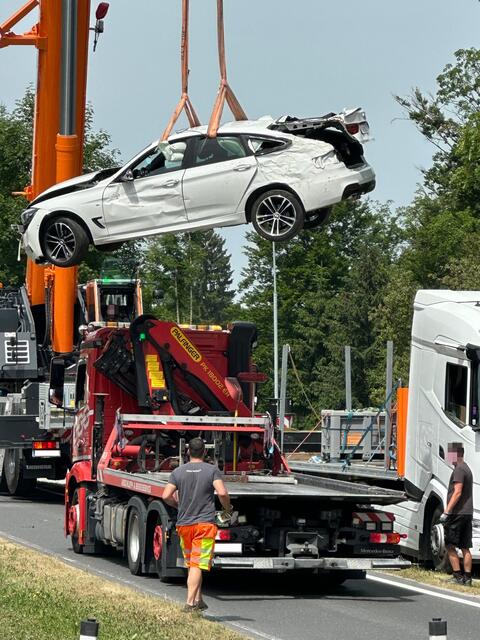 In Hof kam es an 22. Juni 2023 zu einem Verkehrsunfall, bei dem ein Auto (Pkw) auf der Wolfgangsee Straße von Fuschl kommend, im Bereich von Baderluck, über eine Waldböschung rund 60 Meter in die Tiefe stürzte. Die Polizei Salzburg berichtete darüber. Die Bergung erfolgte mit Hilfe eines Spezialkrans. | Foto: Polizei Salzburg