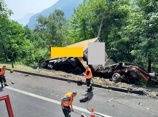 Mehrere Einsatzkräfte der Feuerwehr, des Roten Kreuzes, der Asfinag und der Polizei waren bei dem Unfall im Einsatz. | Foto: FF Ardning